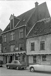 <p>Foto van het voormalige pakhuis van de familie Schuttevaer van vlak voor de sloop van het pand en de reconstructie van de stadsmuur in de jaren '60 van de 20e eeuw (beeldbank RCE). </p>
